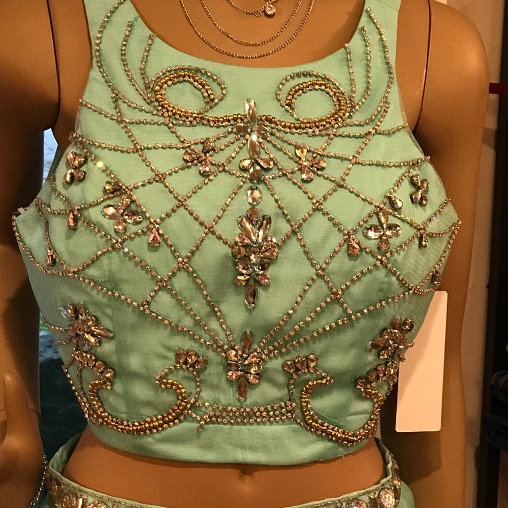 ALLYβS FORMAL WEAR πHPπ - Picture 3 of 9